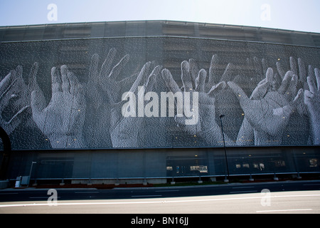 Le mani sulla parete di un garage per il parcheggio di fronte al Terminal B dell'Aeroporto Internazionale Mineta San Jose Foto Stock