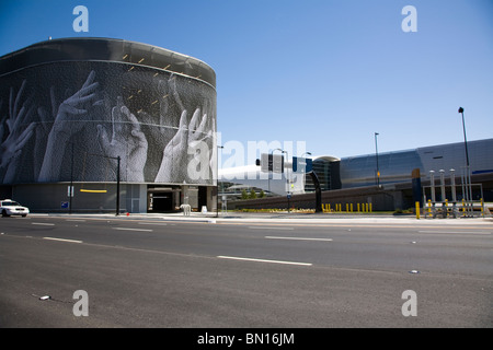 Le mani sulla parete garage per il parcheggio di fronte al Terminal B dell'Aeroporto Internazionale Mineta San Jose Foto Stock