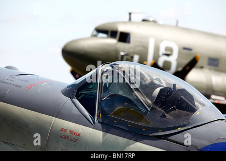 Il cockpit di un Supermarine Seafire e a un DC-3 Dakota velivoli da trasporto dalla Seconda Guerra Mondiale al Cotswold Airshow di Foto Stock