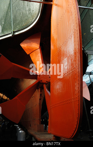 Replica di Brunel originale palettato 6 elica e timone in posizione in corrispondenza della poppa del SS Gran Bretagna, Bristol, Inghilterra. Foto Stock