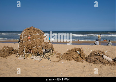 India Tamil Nadu Chennai pesca-reti sulla spiaggia Foto Stock