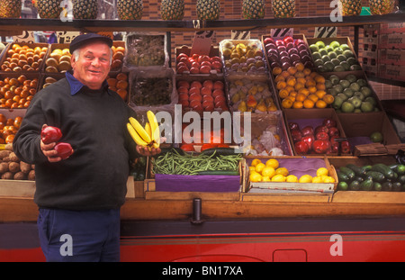 L'uomo per la vendita di frutta dal carrello Foto Stock