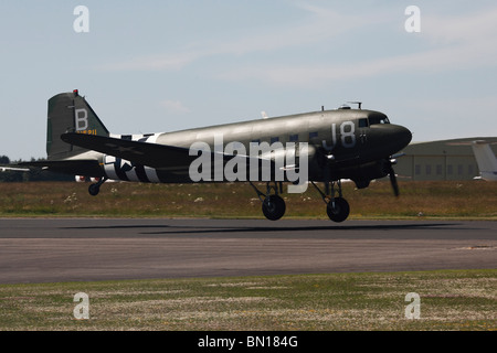 Un DC-3 i trasporti aerei da guerra mondiale due battenti a Cotswold in Airshow Kemble nel 2010 Foto Stock