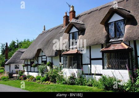 Cottage con il tetto di paglia, Welford-on-Avon, Warwickshire, Inghilterra, Regno Unito Foto Stock