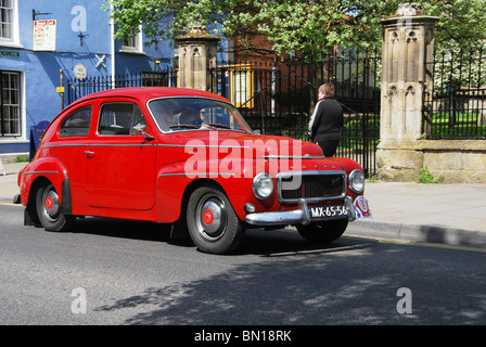 Classic Volvo PV544 passando attraverso Glastonbury High Street Somerset REGNO UNITO Foto Stock
