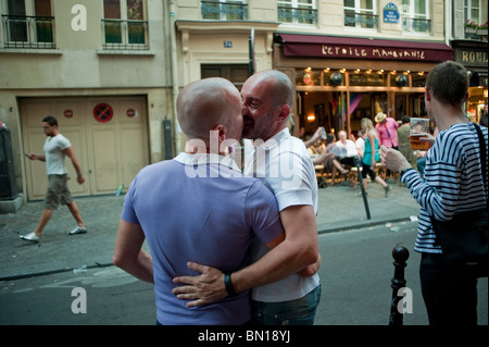 Parigi, Francia, persone che celebrano (dopo LGTB Gay Pride) nel quartiere Marais, locali Gay Bar, coppia gay maschile che si baciano sulla strada, divertimento per le vacanze, bacio alla francia Foto Stock