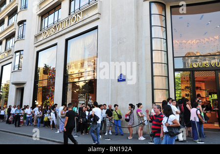 I turisti giapponesi in fila al negozio Louis Vuitton a Champs Elysees, Parigi, Francia Foto Stock