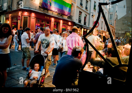 Parigi, Francia, popolo in festa dopo LGTB Gay Pride nel quartiere di Marais, Notte, locale gay bar, Night Foto Stock