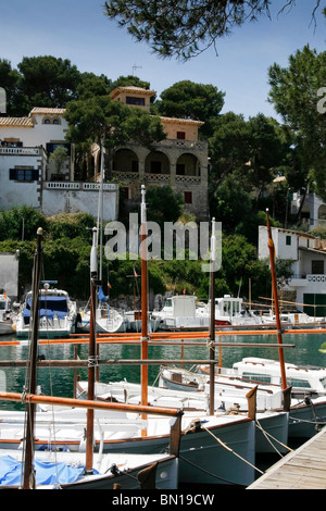 Tradizionali barche da pesca ormeggiate a Cala Figuera porto, Mallorca Foto Stock