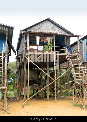 Case su palafitte in Kompong Phluk, lago Tonle Sap, Cambogia Foto Stock