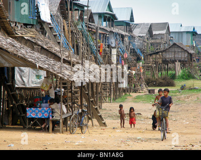 Case su palafitte in Kompong Phluk, lago Tonle Sap, Cambogia Foto Stock