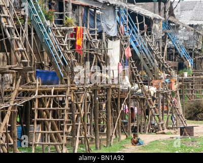 Case su palafitte in Kompong Phluk, lago Tonle Sap, Cambogia Foto Stock