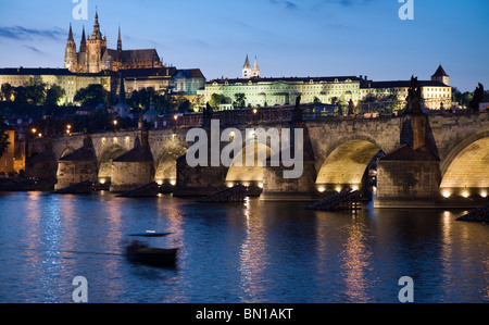 Vista notturna del castello e il Ponte Carlo a Praga Repubblica Ceca Foto Stock