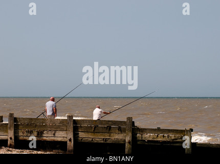 I pescatori sulla spiaggia Leysdown sull'Isle of Sheppey in Kent. Foto di Gordon Scammell Foto Stock