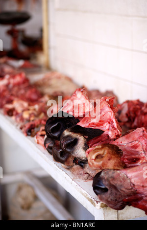 I nasi di capi di bestiame per la vendita su uno stallo di carne al Mercado Central o il Mercato Centrale di Sucre in Bolivia Foto Stock