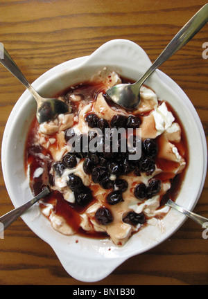 Greco cucina estiva. Di yogurt fresco con ciliegie, Rethymnon Ristorante della città vecchia, Creta, Grecia Foto Stock