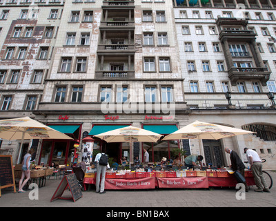 Libri di seconda mano per la vendita di caffè bohemien e bookshop Tasso sul Karl Marx Allee nella ex Berlino est nella Repubblica federale di Germania Foto Stock