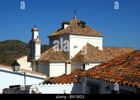 La chiesa (Iglesia de San Jacinto), Macharaviaya, Costa del Sol, provincia di Malaga, Andalusia, Spagna, Europa occidentale. Foto Stock