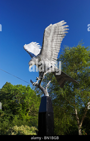 Aquilone rosso statua, Llanwrtyd Wells, Powys, Wales, Regno Unito Foto Stock