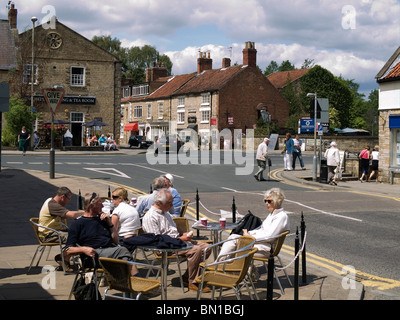 Un caffè con tavoli all aperto in corrispondenza del fondo del Mercato, Pickering North Yorkshire Foto Stock