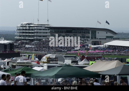 Epsom racecourse da Tattenham Corner che mostra la tribuna e e area di intrattenimento all'interno del binario Foto Stock