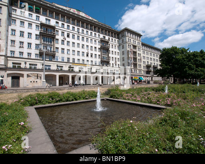 Fontana nella parte anteriore del centro storico edificio di appartamenti in Karl Marx Allee nella ex Berlino est nella Repubblica federale di Germania Foto Stock