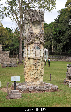 Le rovine Maya, Grand Plaza, stele di pietra (VIII secolo), Copan (Honrduras), Guatemala Foto Stock