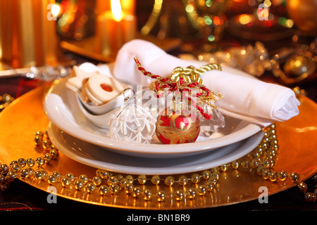 Posto di lusso impostazione in oro e bianco per Natale Foto Stock