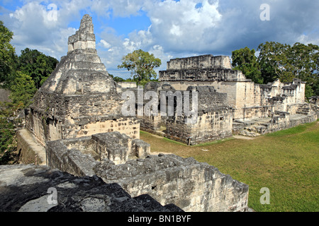 Acropoli centrale, le rovine maya di Tikal, vicino a Flores, Guatemala Foto Stock