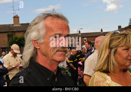 Danny Devenney, artista responsabile per molti repubblicani pitture murali a Belfast. Foto Stock