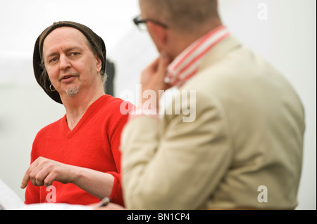 La musica rock giornalista Nick Kent raffigurato nella conversazione a Hay Festival 2010 Hay on Wye Powys Wales UK Foto Stock