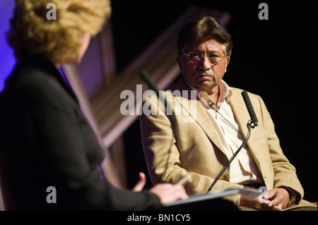 Ex Presidente del Pakistan, Generale Pervez Musharraf ha mostrato di parlare sul palco a Hay Festival 2010 Hay on Wye Powys Wales UK Foto Stock