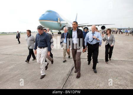 Barack Obama passeggiate all'asfalto field house all'Aeroporto Internazionale Louis Armstrong di New Orleans, LA, Foto Stock