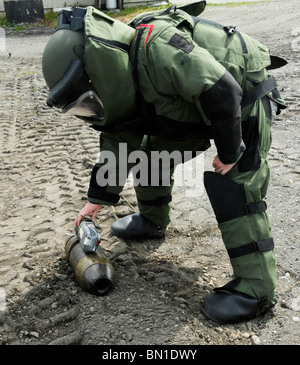 Airman 1. classe Monica Benzien funziona su un 75-pound "esplosivo" durante un esercizio, 17 giugno 2010 Foto Stock