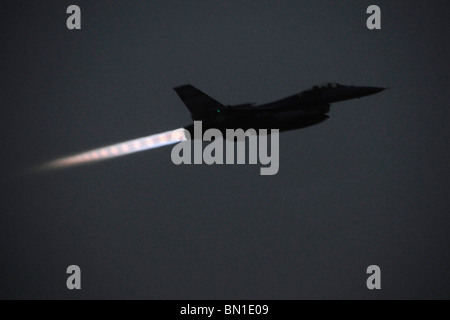 Un F-16 Fighting Falcon prende il largo per una missione di notte da base comune Balad, Iraq, 24 maggio 2010. Foto Stock