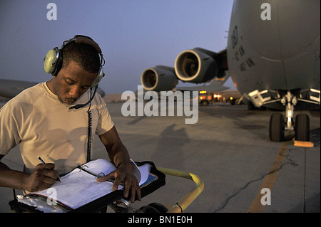 Senior Airman Cecil Bush completa la documentazione prima di un C-17 Globemaster III airdrop Maggio 27, 2010, in Afghanistan. Foto Stock