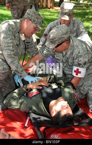 Membri dalla 97th Medical Group a Altus Air Force Base, Okla., fornire assistenza medica a un ruolo di giocatore Giugno 1, 2010. Foto Stock