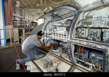 Trevor Aldridge aiuta a preparare un B-1 Lancer per una modifica durante la manutenzione Giugno 4, 2010, a Tinker Air Force Base, Okla. Foto Stock