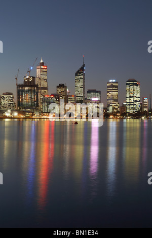 Skyline di Perth City riflessa nel fiume Swan. Western Australia. Luglio 2010. Nota costruzione di nuovi BHP Billiton tower Foto Stock