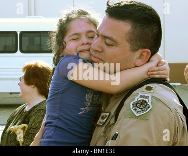 Il Mag. Kevin Cuartas saluta la sua figlia dopo il ritorno di Tinker Air Force Base in Oklahoma. Foto Stock