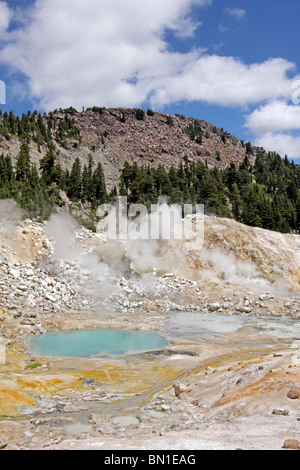 Vapore sorge dalle fumarole accanto alle piscine di ebollizione nel Bumpass Hell area geotermica di Parco Nazionale vulcanico di Lassen. Foto Stock