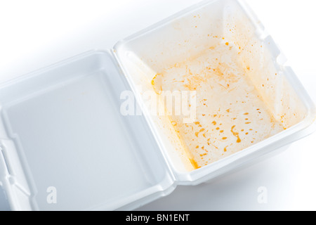 Un vuoto aperto Styrofoam contenitore per alimenti, utilizzato da un take-out ristorante, isolato su bianco. Foto Stock