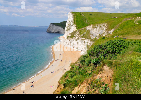 Durdle spiaggia della porta che guarda verso la bat capo della Jurassic Coast, West Lulworth, Dorset, Inghilterra Foto Stock
