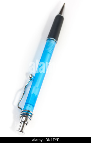 Un primo piano di una penna di colore blu, concentrarsi su una estremità, isolato su bianco. Foto Stock