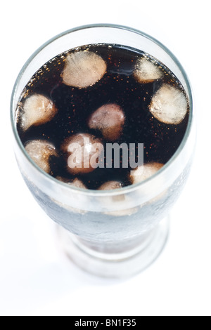 Guardando verso il basso in corrispondenza di un pupazzo di neve con un bicchiere di coca cola con ghiaccio, visibili delle bolle nel liquido, isolato su bianco. Foto Stock