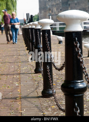 Catene sui posti da fiume a Newark on Trent, Nottinghamshire England Regno Unito Foto Stock