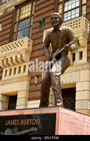 Statua chitarrista James Burton davanti a Shreveport LA Auditorium comunale dove Elvis Presley eseguito per la prima volta in pubblico Foto Stock
