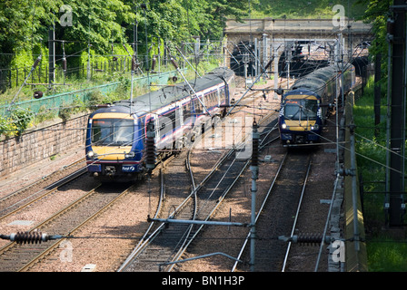 I treni diesel passando attraverso i giardini di Princes Street, Edimburgo, Scozia. Foto Stock