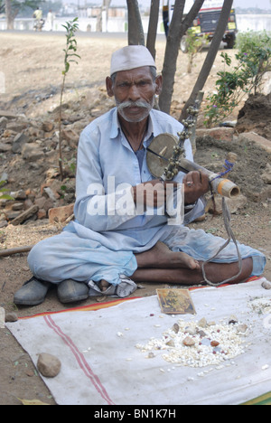 Un vecchio uomo è la riproduzione tradizionale strumento Sarangi in Seoni, Madhya Pradesh Foto Stock