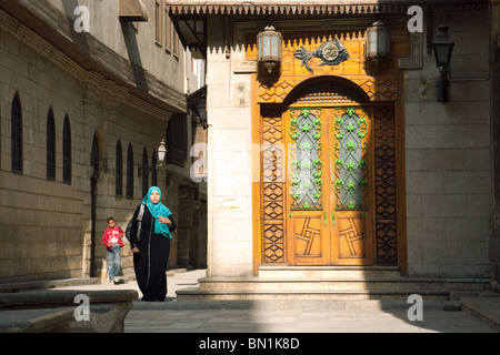 Una madre e suo figlio, scena di strada al Cairo islamico del trimestre, in Il Cairo Egitto Foto Stock